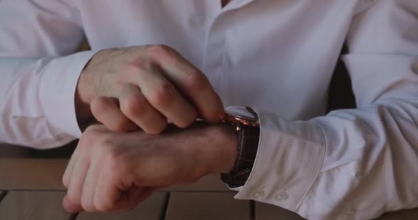 İş adamı eline bir saat takar. — Stok video