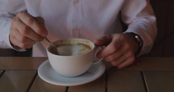 Forretningsmand forlader i en fart uden at afslutte sin kaffe – Stock-video