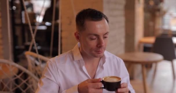 Кофейный перерыв кавказского бизнесмена — стоковое видео