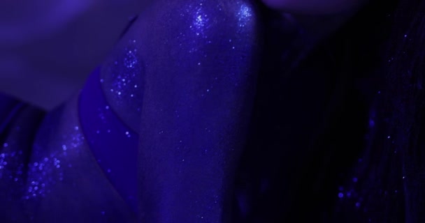 Belle femme avec des paillettes bleues posant dans un studio — Video