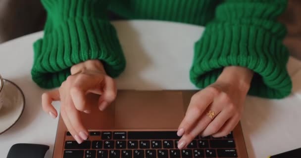 フリーランスの女性はカフェでラップトップPCによって動作します — ストック動画