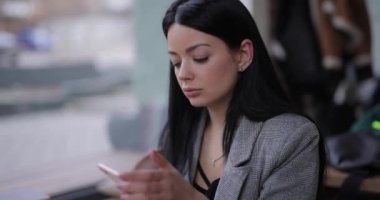 Kafede telefonla konuşan mutlu kadın.