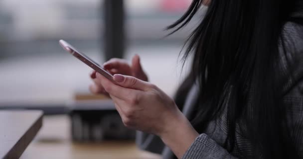 Frau übergibt Smartphone im Café — Stockvideo