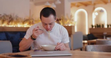 Adam yemek yerken iş yapıyor.