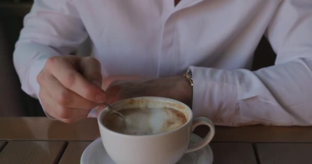 Hombre de negocios irreconocible prisa ver un tiempo y se va sin terminar el café — Vídeos de Stock