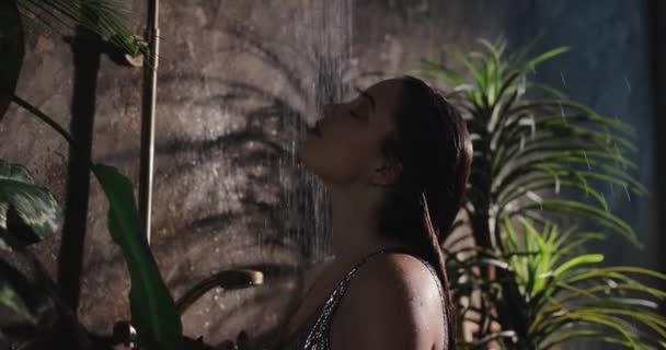 Kobieta w bikini myje ciało pod tropikalnym prysznicem, zwolnione tempo — Wideo stockowe