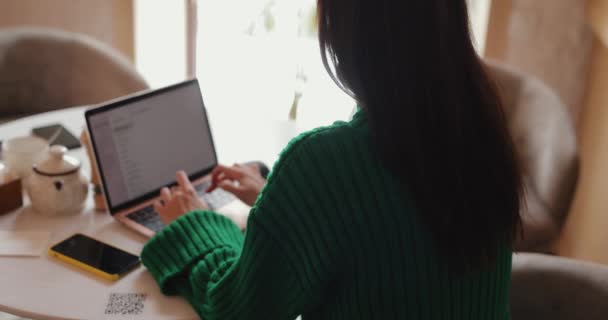 Freelancer donna lavora da PC portatile in caffè, vista posteriore — Video Stock