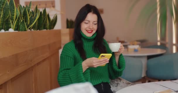 Internet addiction femme utilise téléphone tout en buvant du café — Video