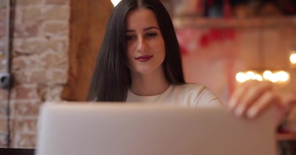 Freelancer donna lavora da PC portatile in caffè — Video Stock