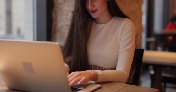 Wanita pekerja lepas bekerja dengan laptop PC di kafe — Stok Video