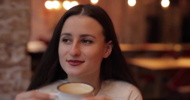 Mujer con el disfrute de beber café en la cafetería — Vídeo de stock