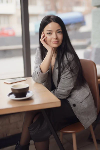 Portret van een vrouw in café — Stockfoto