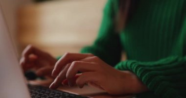 Serbest çalışan kadın kafede bilgisayar başında çalışıyor.