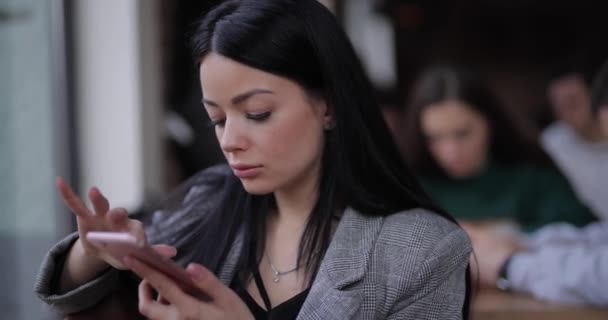 Internet verslaving vrouw gebruikt telefoon in cafe — Stockvideo