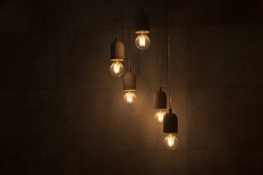 Elektrik lambaları sallanıyor ve parlıyor.