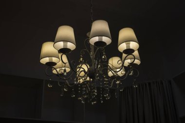 İç kısımda parlayan güzel bir avize.