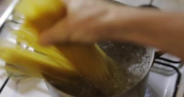 Kaynar suda pişirme spagetti