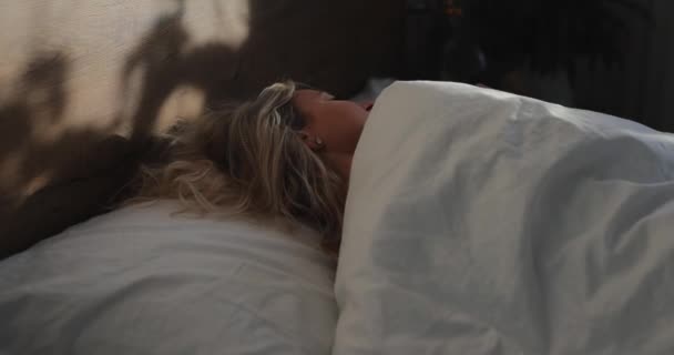 Жінка прокидається зранку розтягуючи руки — стокове відео