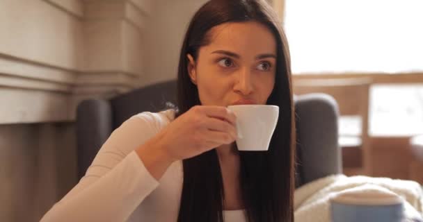 Donna che beve caffè nel caffè — Video Stock