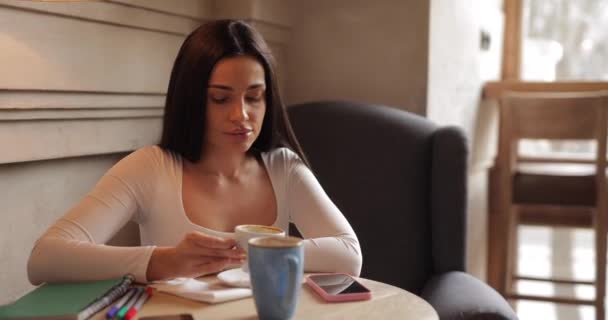 Mujer bebiendo café en la cafetería — Vídeos de Stock