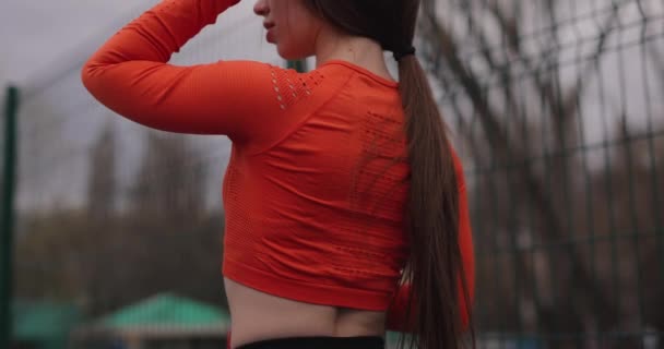 Sportos szexi nő a kosárpályán — Stock videók
