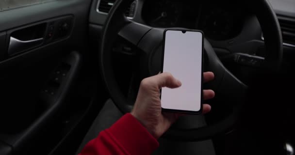 Tangan laki-laki menggunakan layar kosong dari smartphone dalam mobil — Stok Video