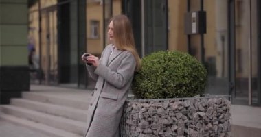 Kadın kablosuz kulaklık takıyor.