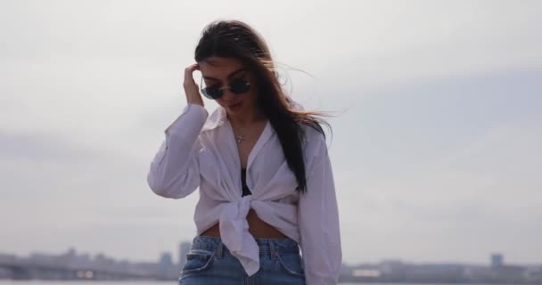 Mulher de moda elegante em camisa branca posando em uma praia — Vídeo de Stock