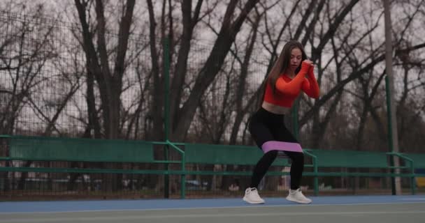 身强体壮的女子带着健身胶布训练 — 图库视频影像