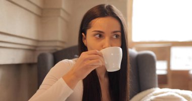 Kafede kahve içen kadın