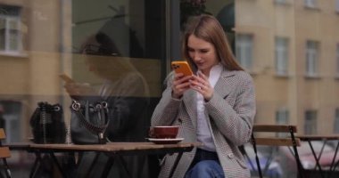 Kadın memnun edici kahve fotografı çekiyor.