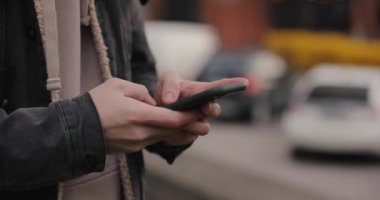 Şehirdeki erkeklerin elinde akıllı telefonların yakın çekimi.