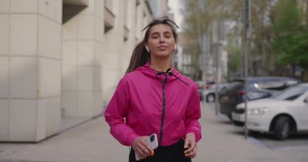 Pretty sporty woman jogging in the city — Stock video