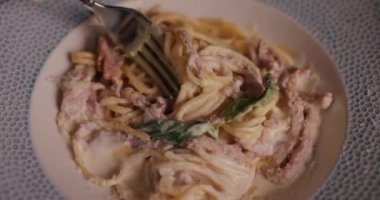 Yaklaş ve etli makarna ye.