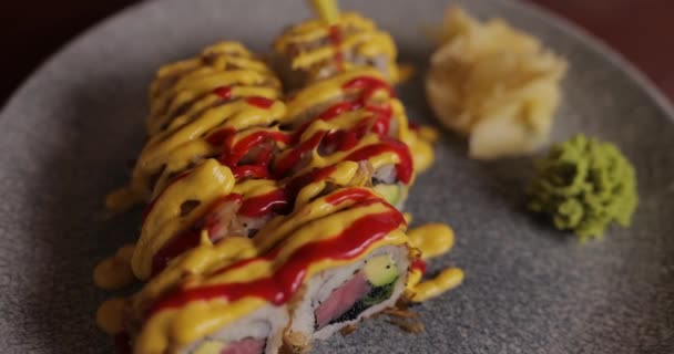 Se toarnă sos pe sushi — Videoclip de stoc