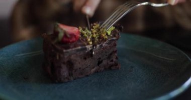 Lokantada lezzetli çikolatalı pasta yiyorum.