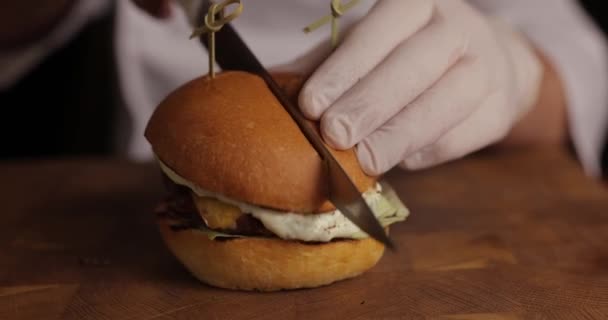 Chef cortar hamburguesa de cerca — Vídeo de stock