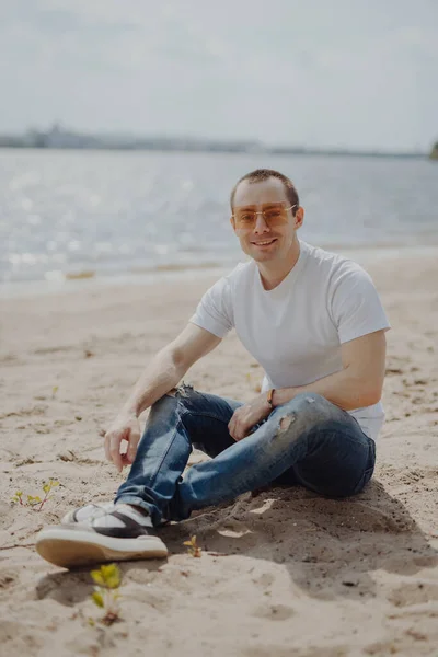 Uomo Sorridente Shirt Bianca Seduto Sulla Spiaggia — Foto Stock