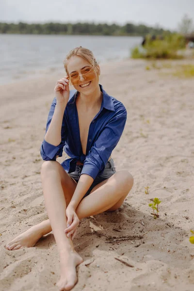 Feliz Engraçado Jovem Mulher Sorrindo Sentado Praia — Fotografia de Stock