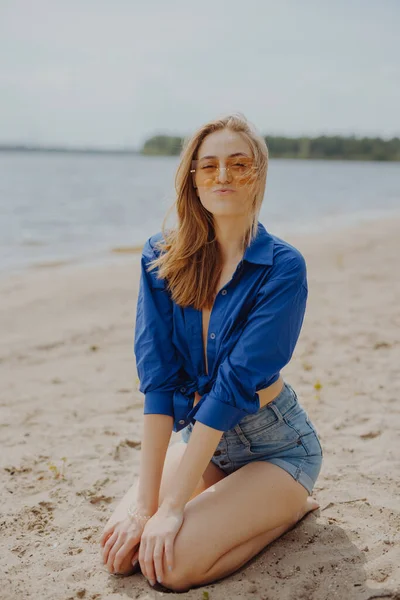 Lykkelig Ung Dame Som Smiler Stranden – stockfoto