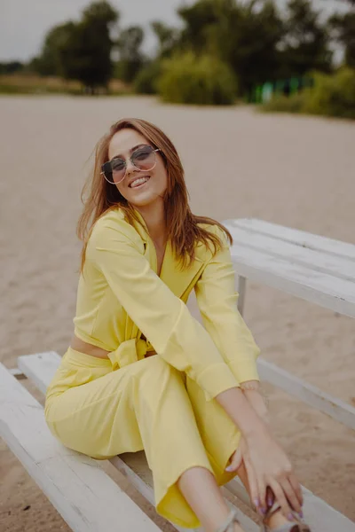 Onnellinen Nuori Nainen Keltaisissa Vaatteissa Rannalla — kuvapankkivalokuva