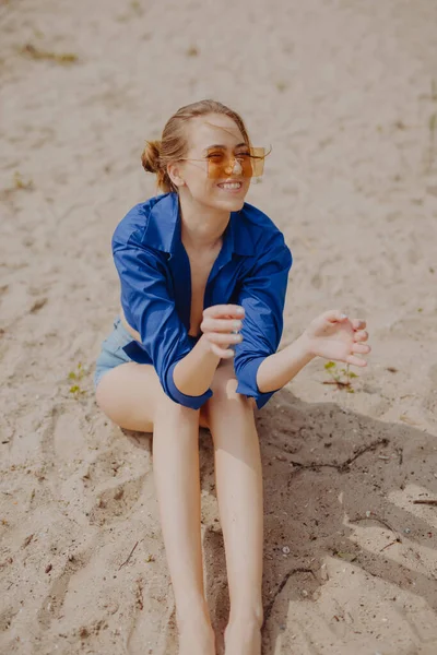 Feliz Mujer Joven Divertida Sonriendo Sentado Playa —  Fotos de Stock