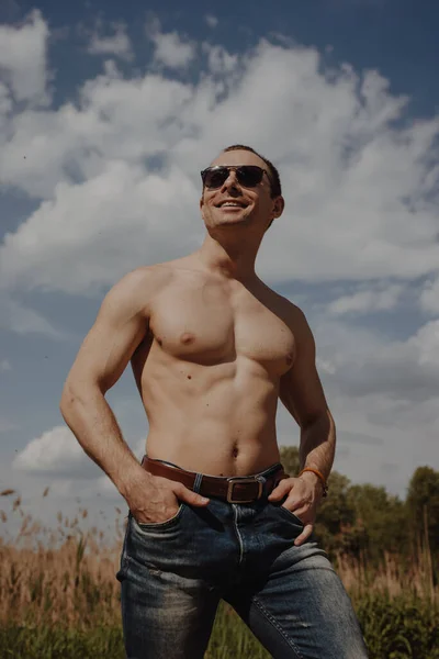 Topless Man Mode Portret Staande Een Zonnebril Tegen Zomer Hemel — Stockfoto