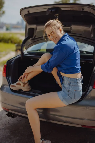 Feliz Mujer Divertida Turista Sentado Coche Viaje Por Carretera — Foto de Stock