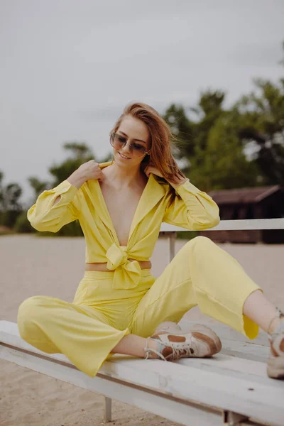 Felice giovane donna sulla spiaggia — Foto Stock