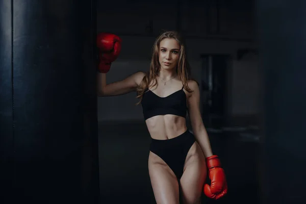 Sexy Donna Boxer Ritratto Vicino Sacco Boxe — Foto Stock