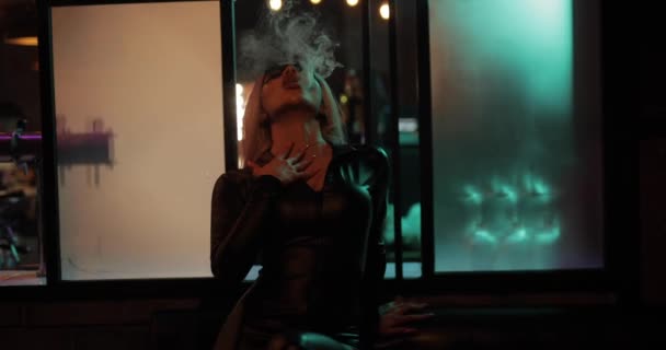 Sexy Attraente Donna Vivace Fumare Narghilè Nel Bar Notturno — Video Stock