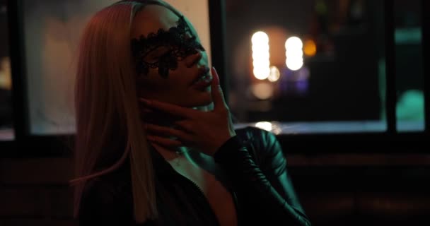 Wanita Nakal Seksi Dengan Eyemask Berpose Bar Malam — Stok Video