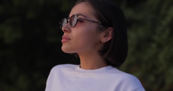 Розкішна Красива Жінка Сидить Природі Сонцезахисних Окулярах Повільний Рух — стокове відео