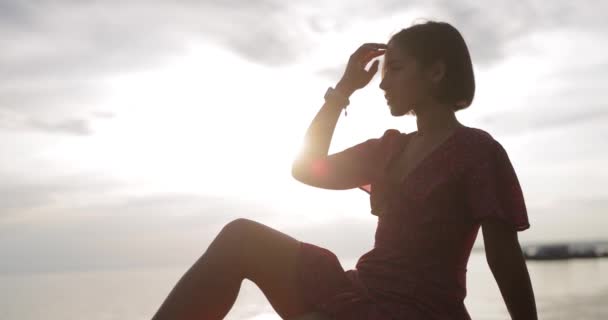 Прекрасний Вид Захід Сонця Силует Жінки Сидить Камені Дивлячись Море — стокове відео